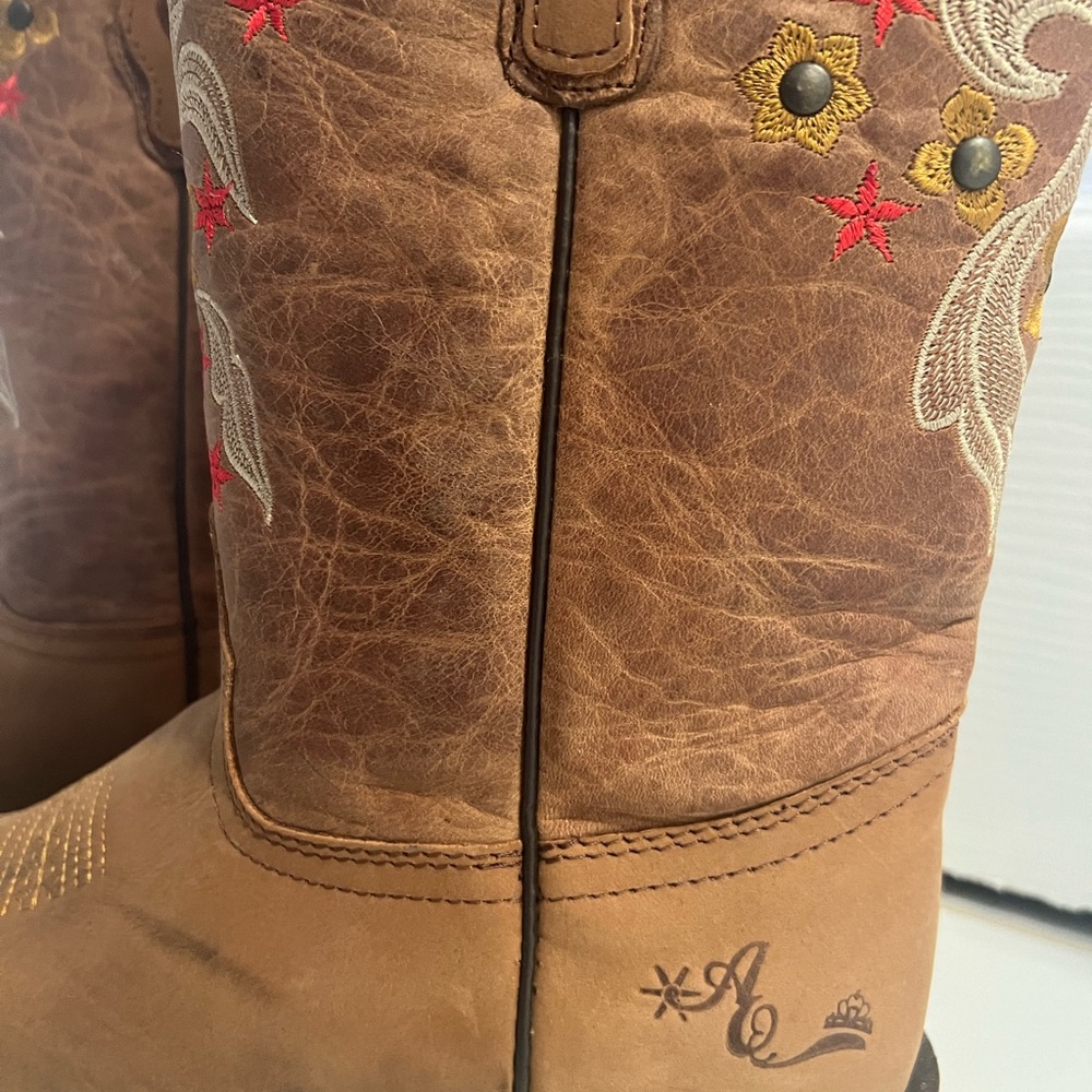 Stylish Brown Western Cowboy Boots - Embroidered Floral Design - Picture 6 of 12